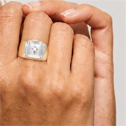 18ct gold curved diamond ring, five rubover set diamonds, set in white gold to a polished yellow gold shank, stamped 750, total diamond weight 0.30 carat