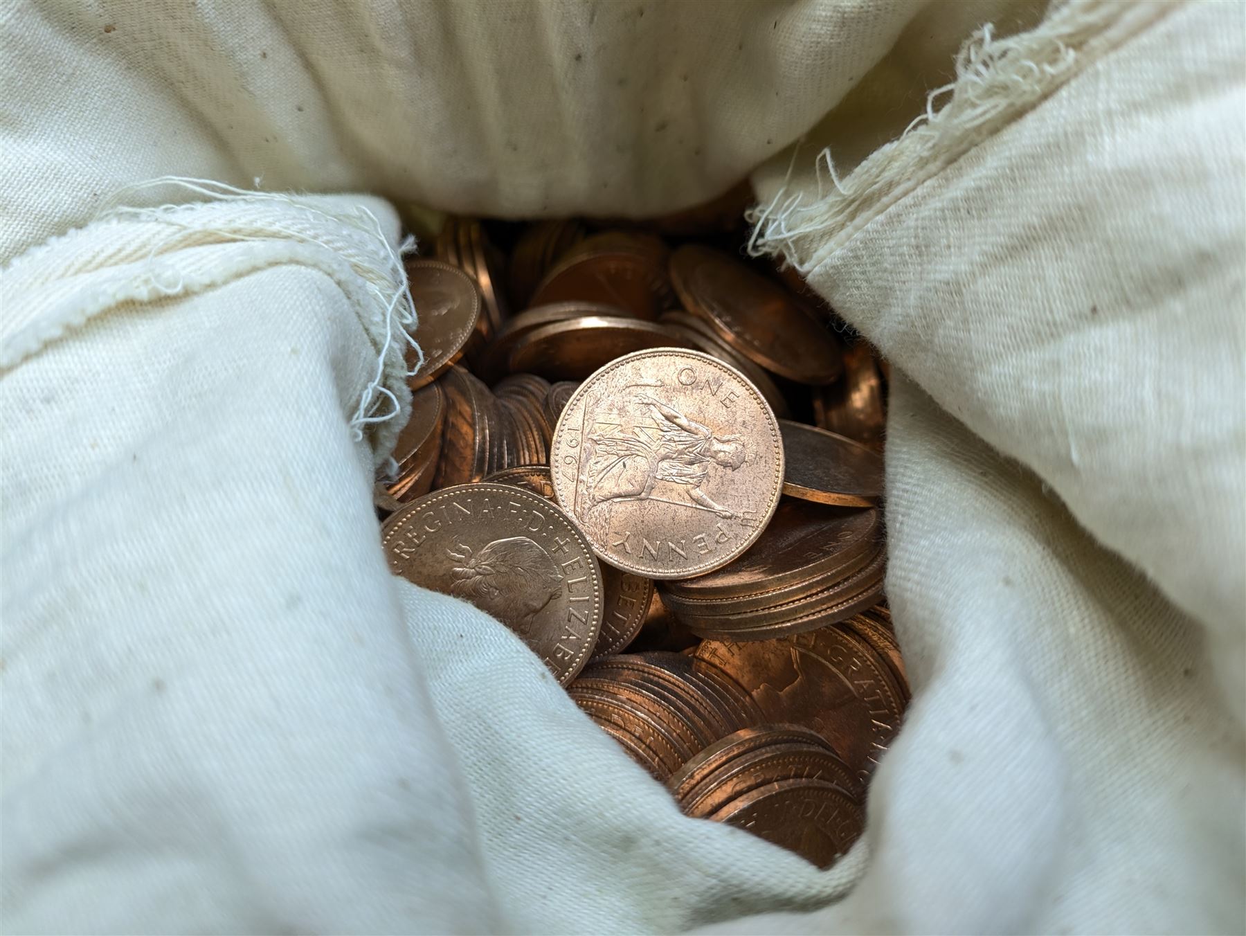 Mostly Great British coinage, including King George V 1915 silver halfcrown coin, various pre 1947 silver threepence pieces, pre-decimal coinage with a very large quantity of mostly 1967 Queen Elizabeth II pennies and half penny coins, commemorative crowns  and various tokens etc
