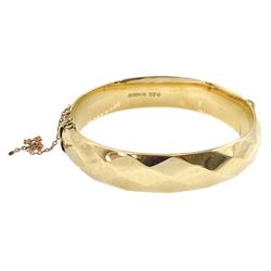 9ct gold hinged bangle by Smith & Pepper Ltd, Chester 1958
