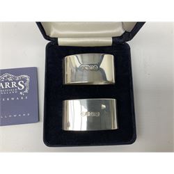 Pair of modern silver napkin rings, of plain compressed oval form, hallmarked Carr's of Sheffield Ltd, Sheffield 1997, contained within a fitted case, approximate silver weight 2.09 ozt (65.1 grams)