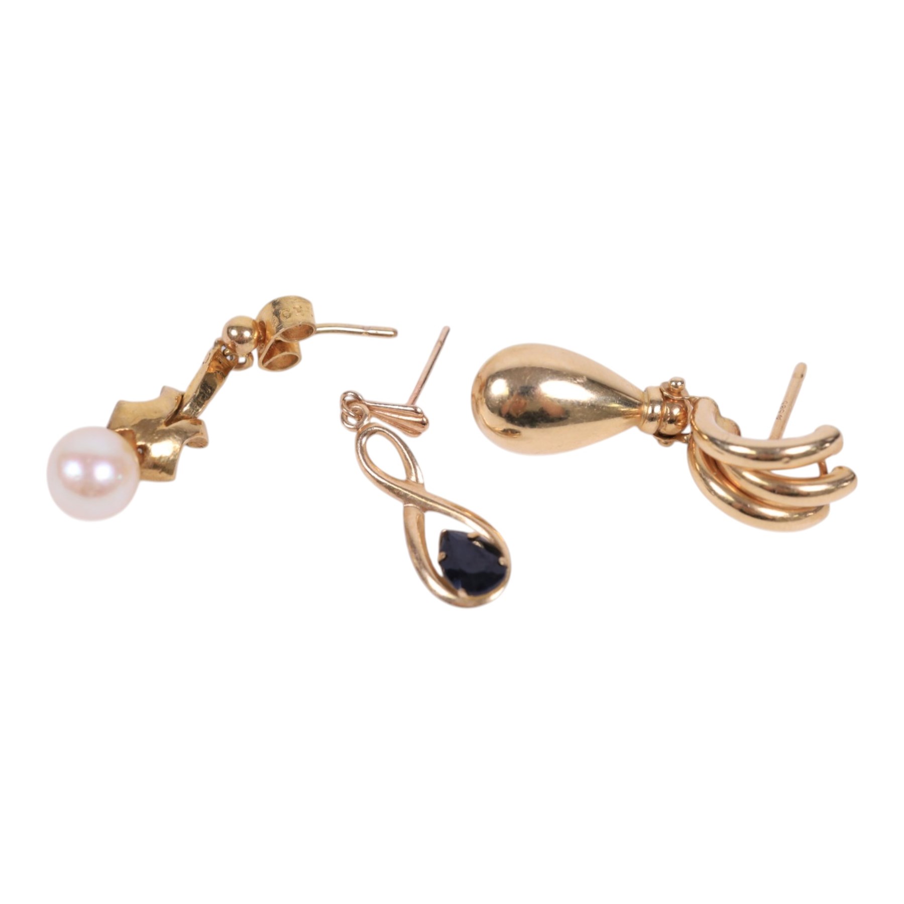 18ct gold charm and two single earrings, 14ct gold single earring and 9ct gold jewellery oddments, comprising single earrings and chain links