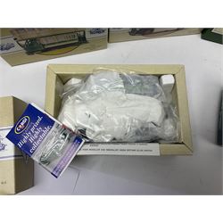 Corgi - twenty eight modern die-cast model coaches, buses and wagons to include Corgi Classics 35305, 96991, 97002, two 97108, 97208, 97267, 97335, 97871 and 98162; limited edition sets D949/26, 97107 and 97185; The Yorkshire Rider Series 91700, 91853, 91858 and 91862; all but one in original boxes or perspex display cases, most with certificates (27)