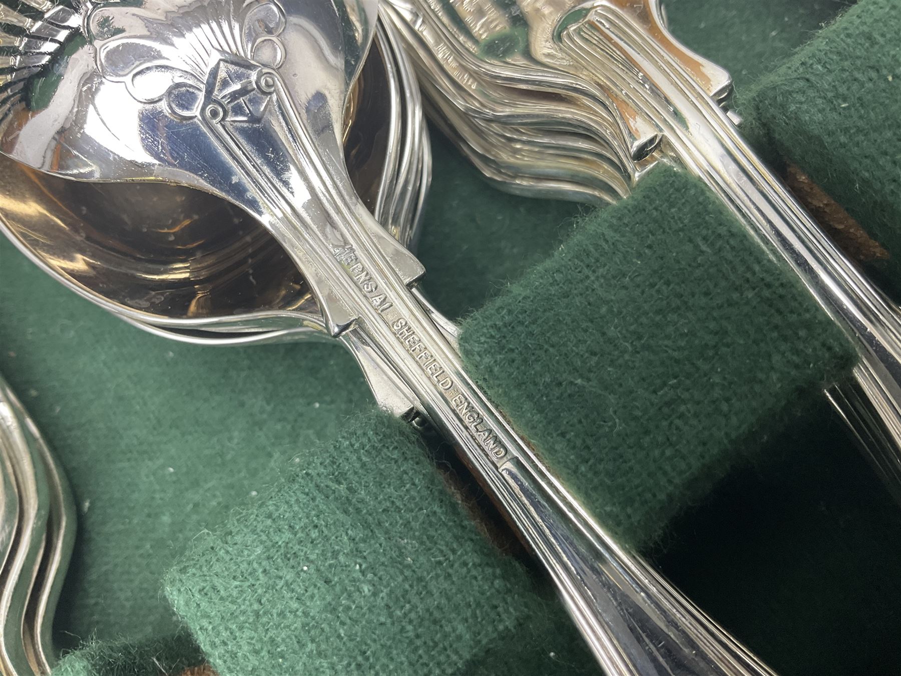 Canteen of silver plated Kings pattern cutlery for six place settings, in a fitted wooden case