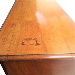 Mid Victorian flame mahogany chest of drawers, the moulded bow front top over two short and three long graduated drawers, fitted with turned wooden knob handles, flanked by rounded front corners continuing to plain sides, raised on a plinth base