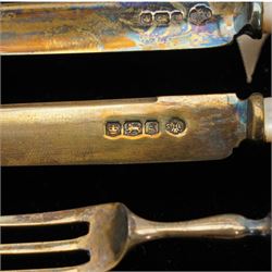 George V silver fruit service by William Hutton & Sons Ltd, comprising six mother of pearl plates, each mounted with three silver ball feet, together with six mother of pearl and silver fruit knives and forks, hallmarked Sheffield, 1911, 1917 and 1924, displayed in a silk and velvet fitted box, retailed by James R Ogdens & Sons, Harrogate, with original receipt label, shell W26cm, case W60cm 

Provenance: Nidd Hall: acquired by Guy Reed from Richard Butler, 17th Viscount Mountgarret, in 1968.