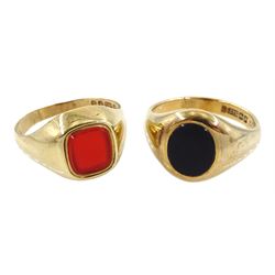 Two 9ct gold signet rings, one set with a black onyx, the other set with a carnelian, Birmingham 1978 & 1989 (2)