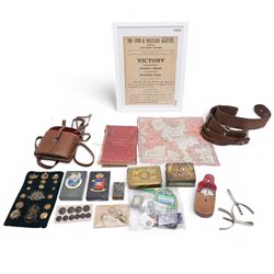 Box of militaria including Sam Browne belt, Princess Mary gift tin, brass buttons and badg...