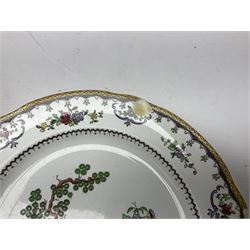 Copeland Spode Chelsea pattern part dinner service, to include seventeen dinner plates, eight side plates, Fifteen soup bowls in two sizes, meat platter etc (53)