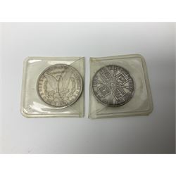 Six early 20th century fishing reels, to include wooden and brass examples, together with a leather powder flask, 1913 Christmas tin, Morgan dollar, Queen Victoria double florin and a collection of other coins, etc 