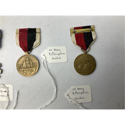 Nine American medals including WW2 Navy and Army Occupation medals, 1939-41 Defence Medal, boxed National Defence Medal and bar, South West Asia Service with bar, Air Force, National Guard and Military achievement medals etc (9)