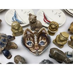 Collection of Wade ceramics, including a cat pin dish, crab trinket dish, two cups, whimsies etc 