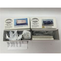Eighteen boxed '0' gauge model railway kits for coaches and wagons from various makers, to include Roxey Mouldings, Slater’s Wagon Kits, Parkside Dundas, Blacksmith Models etc, all in original boxes (18)