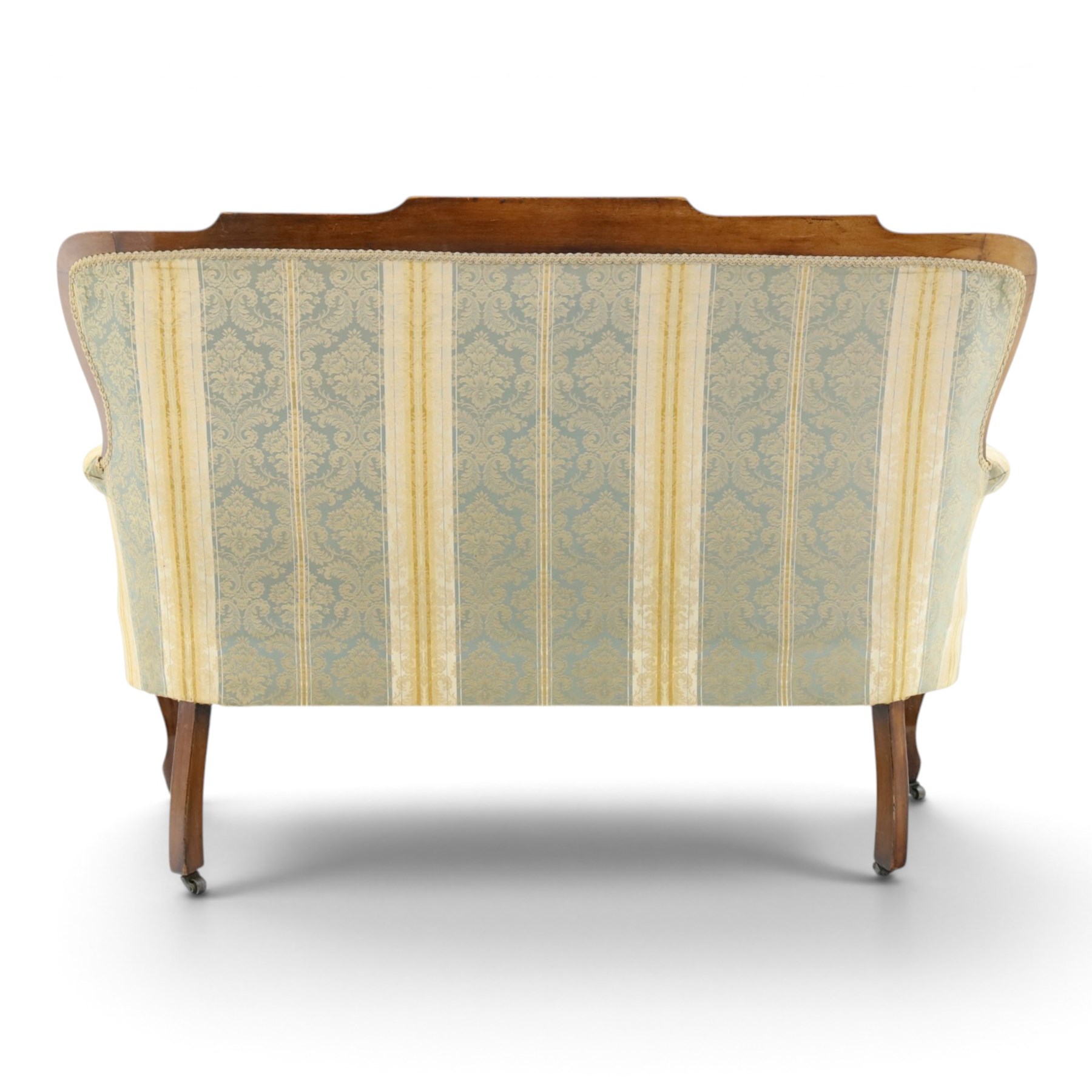 Edwardian mahogany three-piece salon suite, comprising settee and two armchairs, shaped frames with upholstered backs, scrolled arm supports and serpentine seat rails, upholstered in striped floral damask fabric, on cabriole supports with castors (Armchairs: H 96cm, W 70cm, D 68cm)