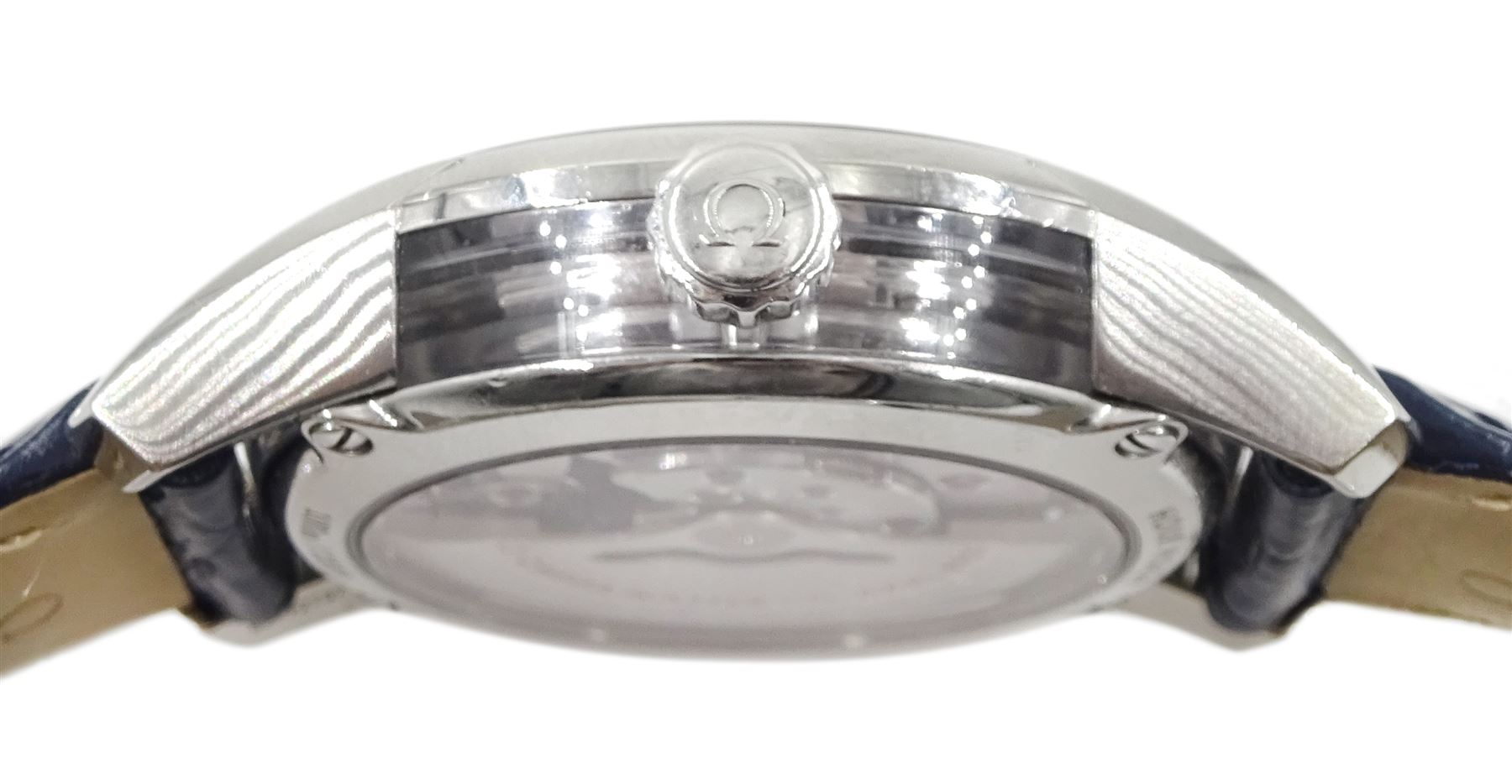 Omega De Ville Hour Vision gentleman's stainless steel automatic wristwatch, Cal. 8900, Ref. 433.33.41.21.03.001, serial No. 87712187, blue dial with date aperture, on original blue leather strap and stainless steel foldover clasp, boxed with papers and warranty card dated 2020