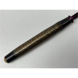 Parker Duofold fountain pen with 14K gold nib, the case decorated with gilt geometric block pattern, L12cm