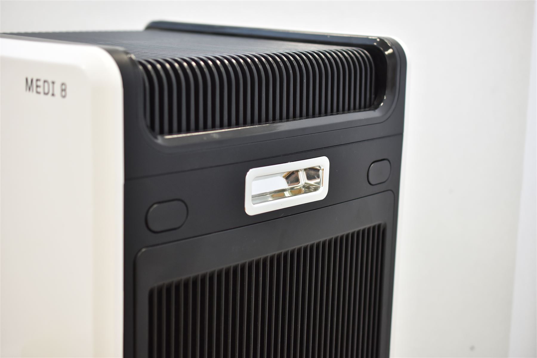 New - MAXVAC Medi 8 air purifier, variable air flow, suitable general hygiene and clear air, sterilises germs, combats dust, unpleasant odours and filters pollen for allergy sufferers, boxed, unused. Hammer price includes VAT, claimable for VAT registered businesses