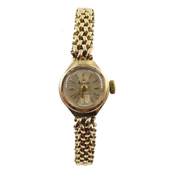 Accurist 9ct gold ladies manual wind bracelet wristwatch, hallmarked
