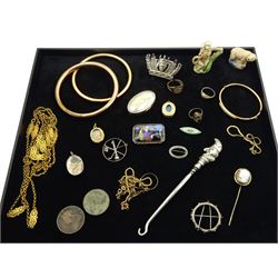 Silver handled 'Mr Punch' button hook, Birmingham 1904, 9ct gold links, silver pill box, crown buckle, butterfly ring and brooch, mourning ring and other Victorian and later jewellery