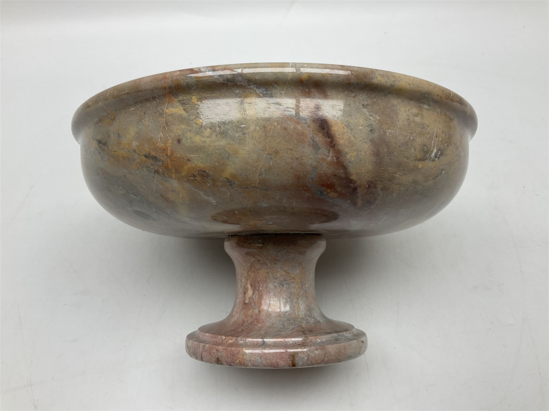 Pink veined marble bowl, of circular form, upon a spreading circular foot, D22cm, H12cm