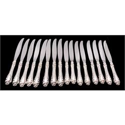 Set of eight American silver handled Normandy Rose pattern table knives, marked Sterling, together with a further matching set of eight smaller knives, the blades stamped Wallace Sterling Handle Stainless Blade, largest L25cm, smaller L23cm