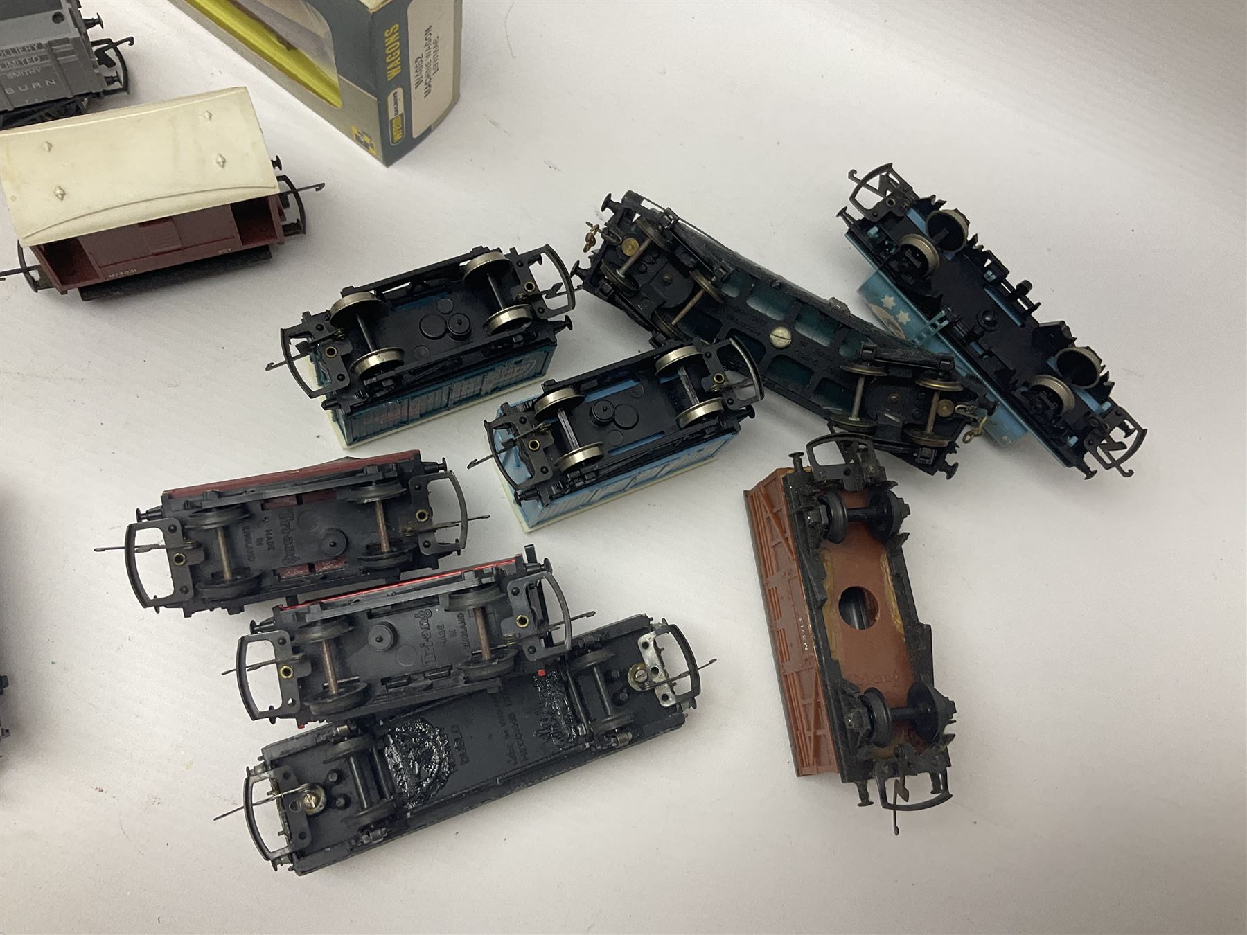 Various makers ‘00’ gauge - large quantity of rolling stock to include boxed Mainline, Graham Farish and Wrenn examples; loose examples to include Hornby, Tri-Ang, Joeuf etc 