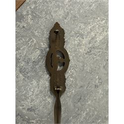 WWII German Kriegsmarine U-Boat combat clasp in bronze by Schwerin Berlin, with the original horizontal pin and catch fixing, makers mark to the reverse “ENTWURF PEEKHAUS AUSF SCHWERIN BERLIN 68” in original packaging