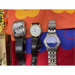 9ct gold agate brooch, gold ring, silver brooch, silver marcasite ladies manual wind wristwatch, collection of costume jewellery and a Smiths Timecal Noddy alarm clock etc 