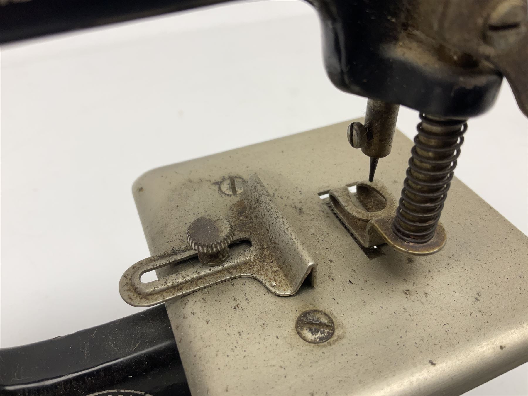 Singer mini sewing machine, together with Holly hobbie mini sewing machine and other sewing machine models, Singer H15cm