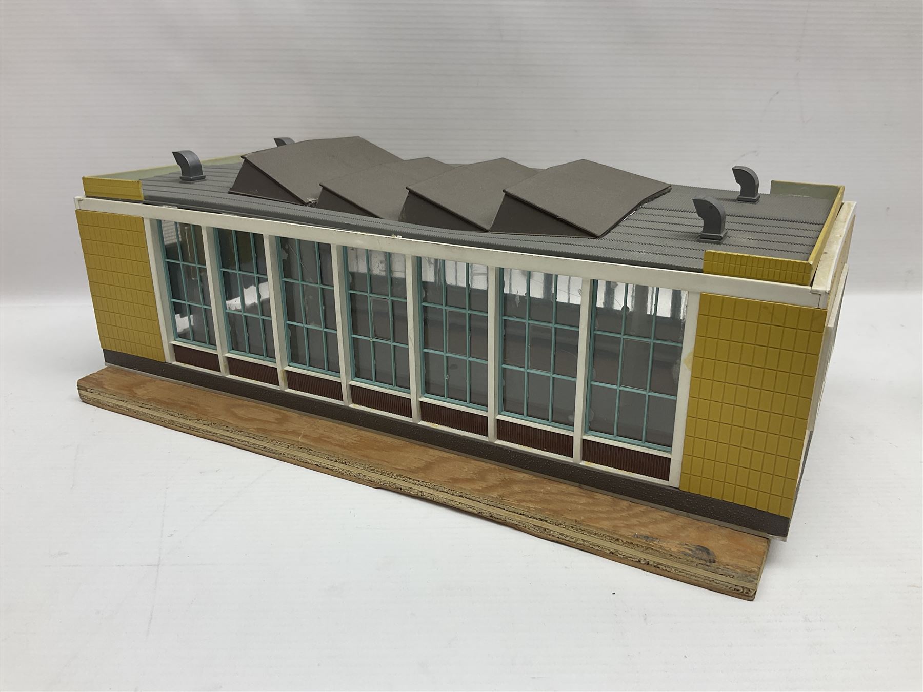 Fleischmann '00' gauge motorised turntable; boxed; kit-built plastic two-road engine shed; and eight kit-built card trackside/layout buildings
