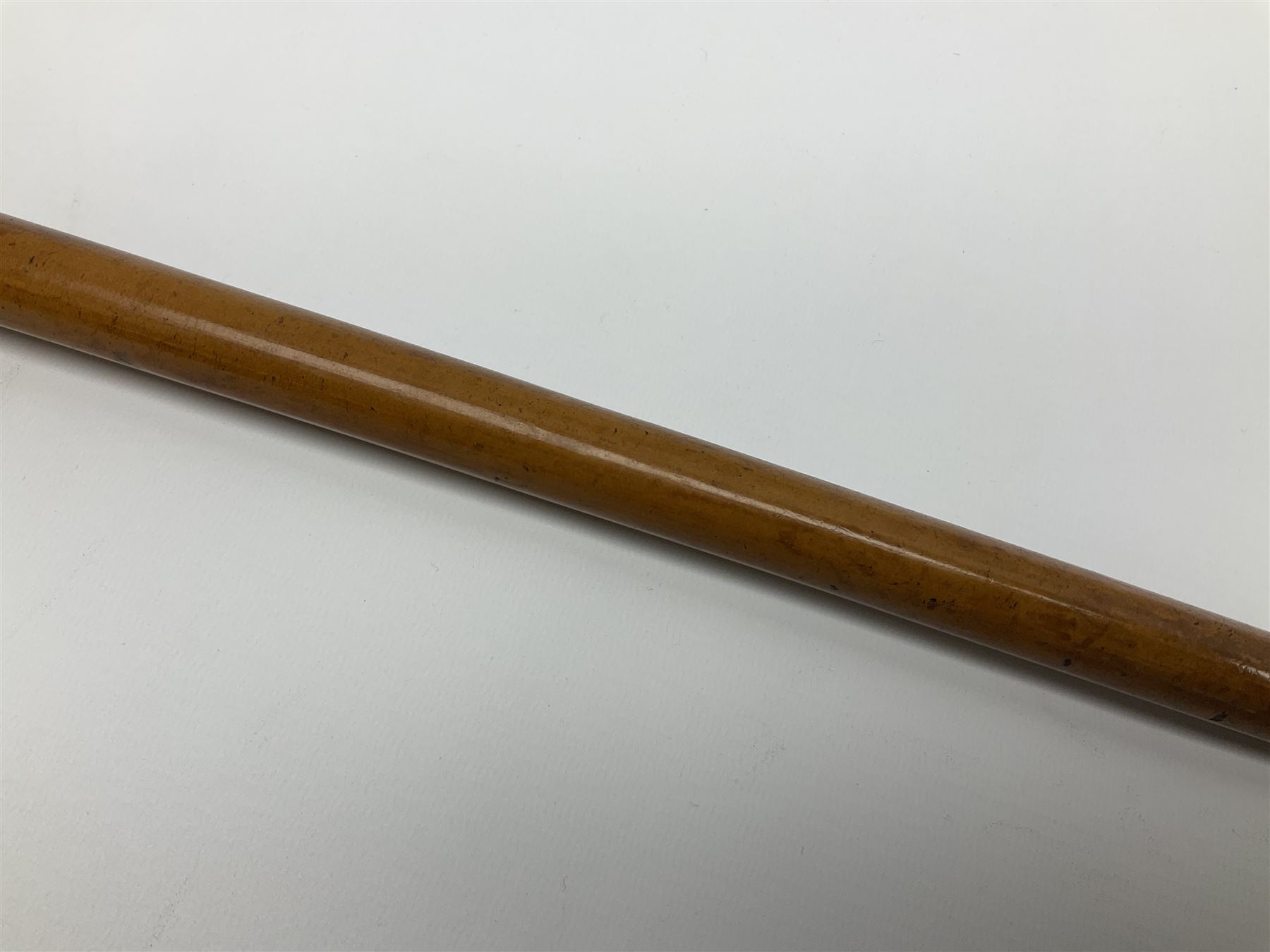 20th century walking cane, the carved wooden handle modelled as the head of a boxer dog with inset glass eyes and articulated and sprung jaw, upon a tapering Malacca shaft, L86.5cm