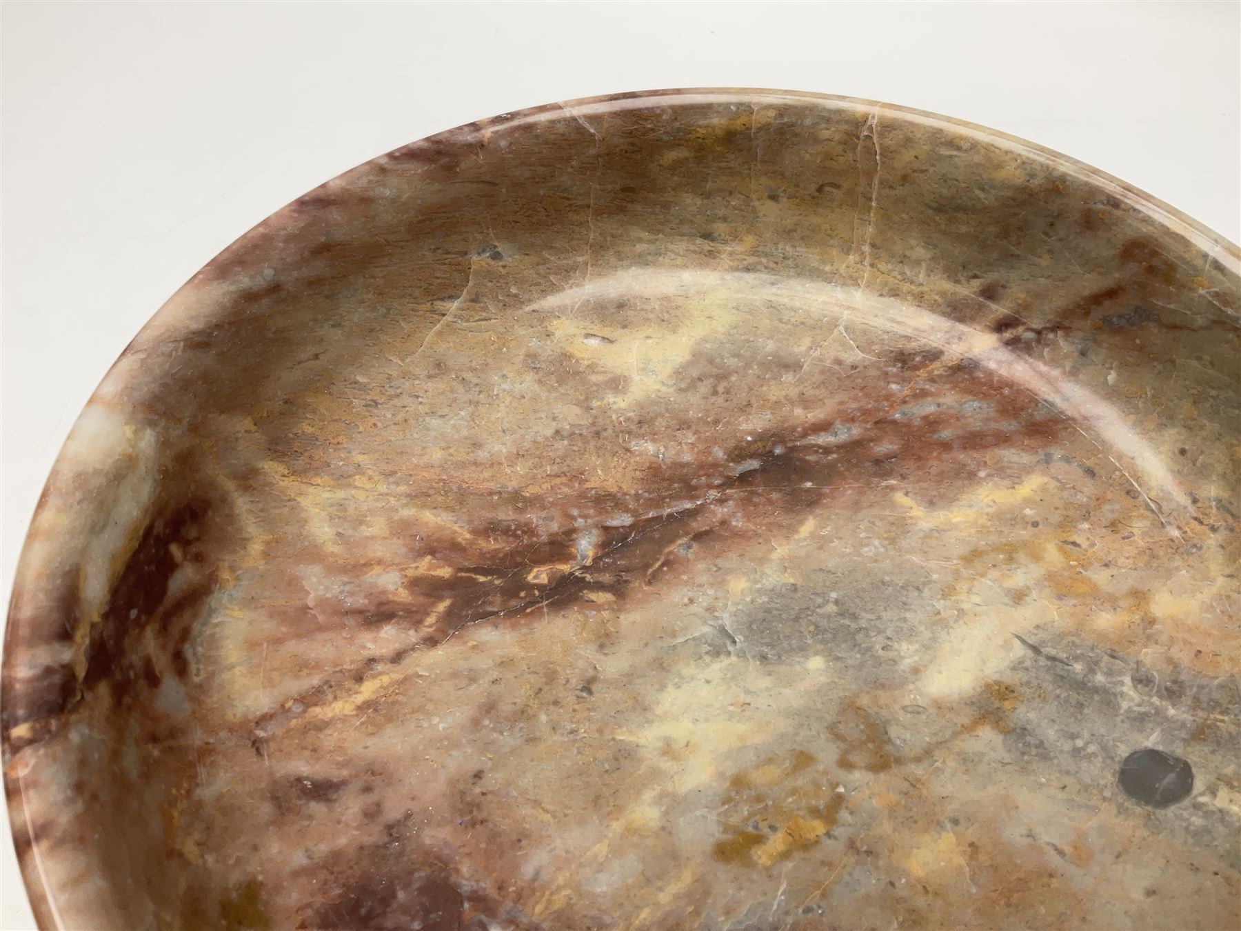 Pink veined marble bowl, of circular form, upon a spreading circular foot, D22cm, H12cm