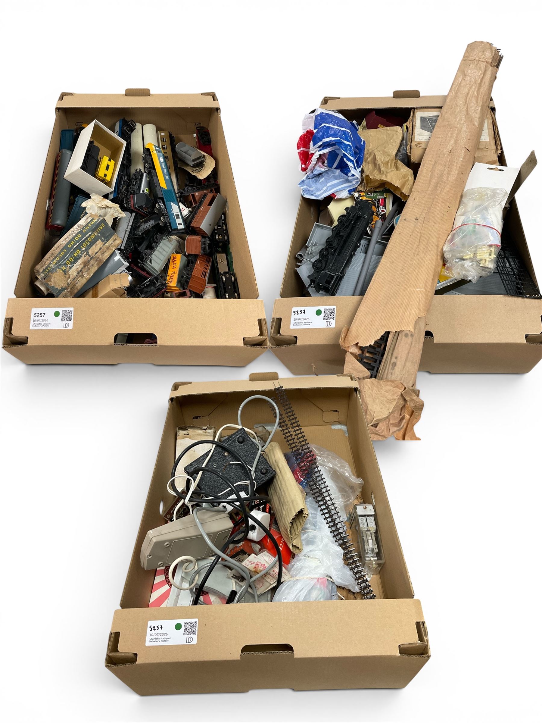 Collection of model railway accessories, including locomotives, tracks and carriages