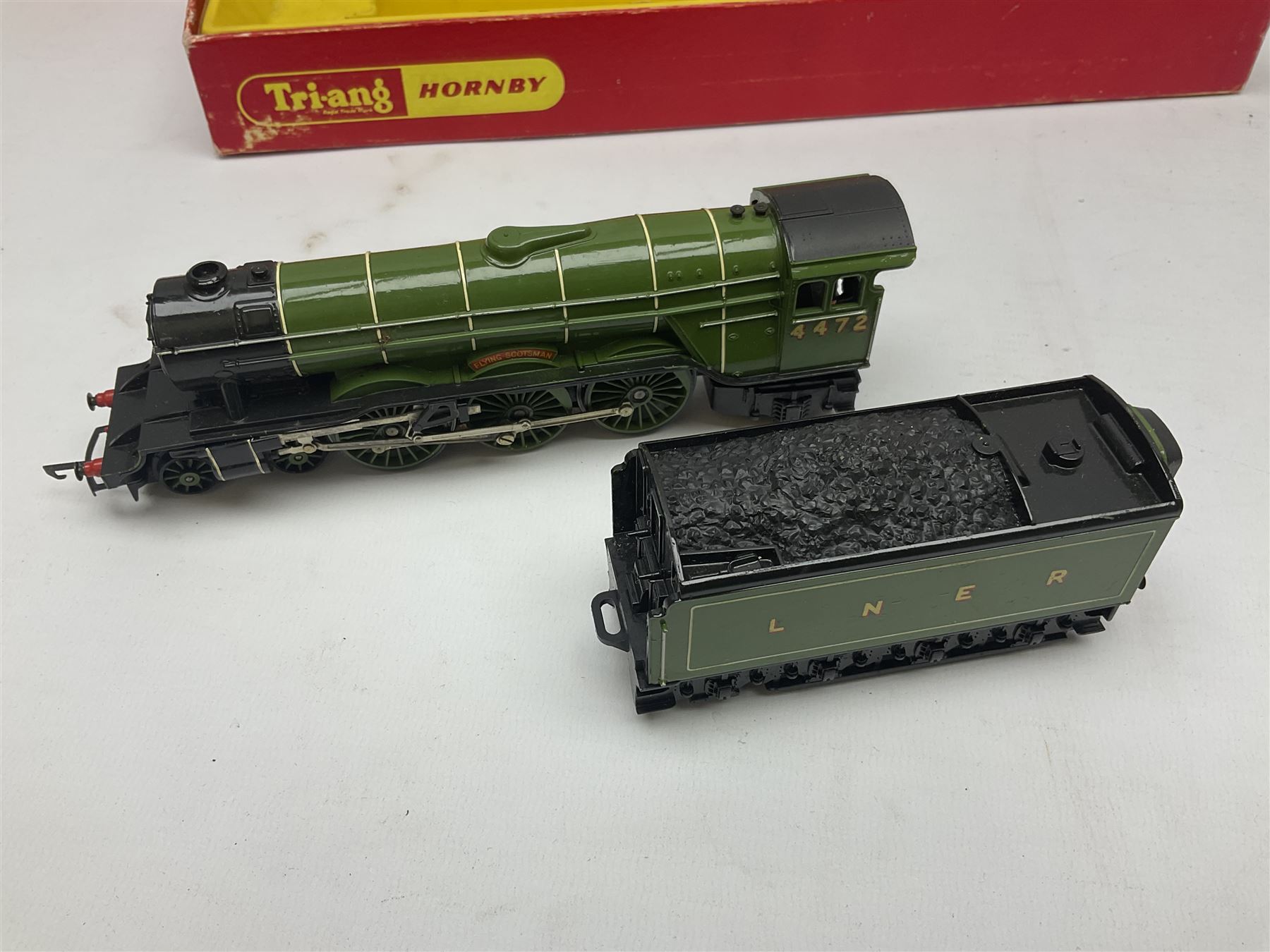 Hornby '00' gauge - Class 9F 2-10-0 locomotive 'Evening Star' No.92220; Standard Class 7P6F locomotive 'Britannia' No.70000; both boxed; and 4-6-2 locomotive 'Flying Scotsman' No.4472; in box base only with slip-case (3)