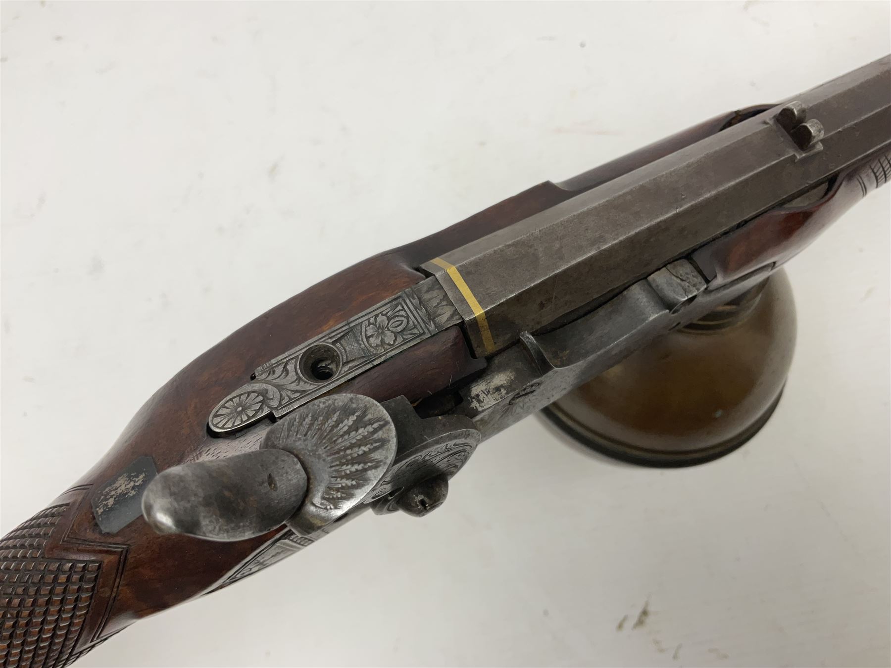 Late 18th/early 19th century Wallis (of Hull) muzzle loading air rifle with medially ribbed copper round ball reservoir, the 86cm (34
