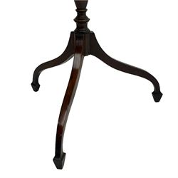 Fine Georgian design mahogany pedestal table, hexagonal top with reeded moulded edge, raised on a slim turned vasiform column with splayed tripod base and spade feet