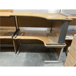 Pair of right hand return oak effect office desks . - THIS LOT IS TO BE COLLECTED BY APPOINTMENT FROM DUGGLEBY STORAGE, GREAT HILL, EASTFIELD, SCARBOROUGH, YO11 3TX