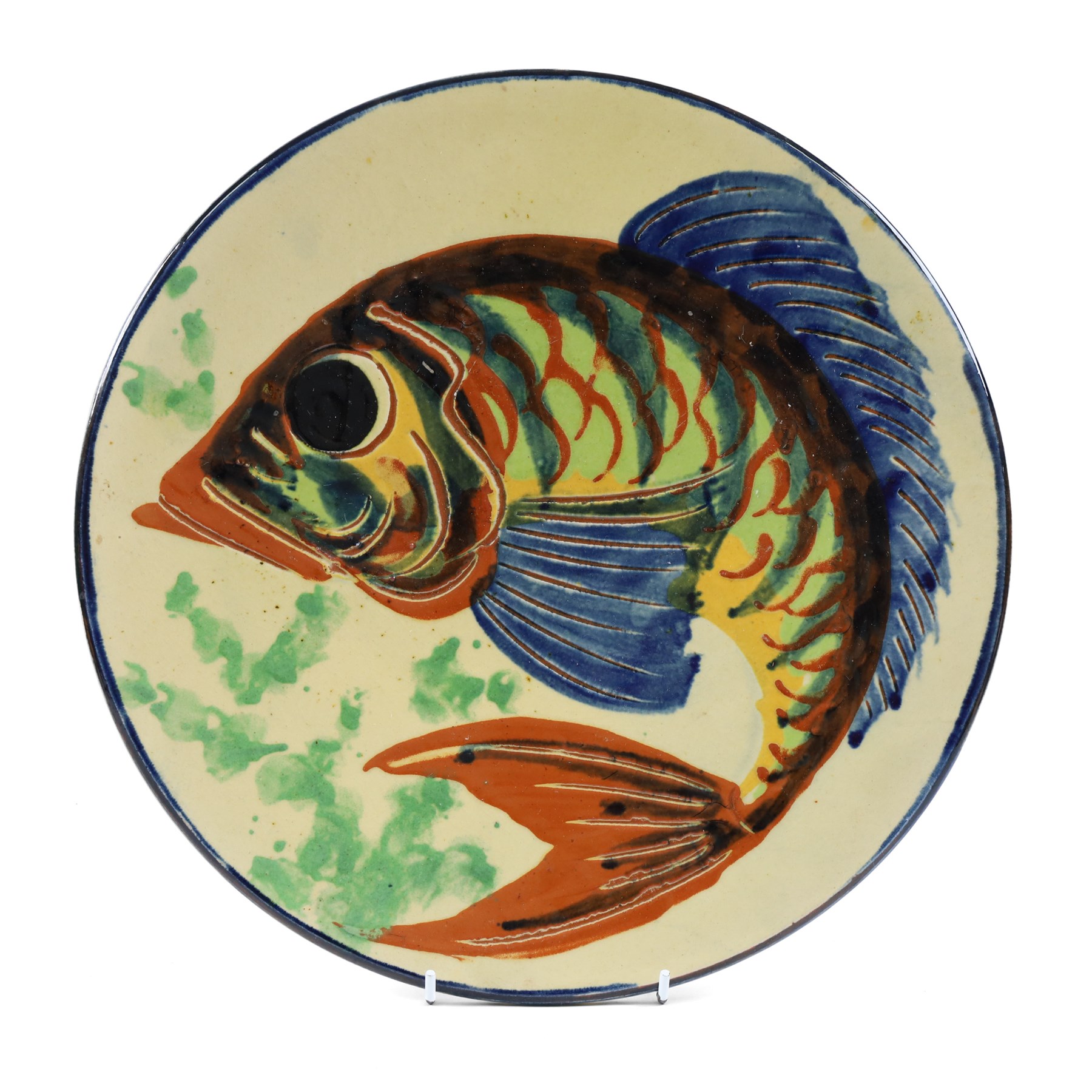 Large mid-20th century Spanish Puigdemont studio pottery charger, depicting a stylised fish, together with three other plates decorated with fish 