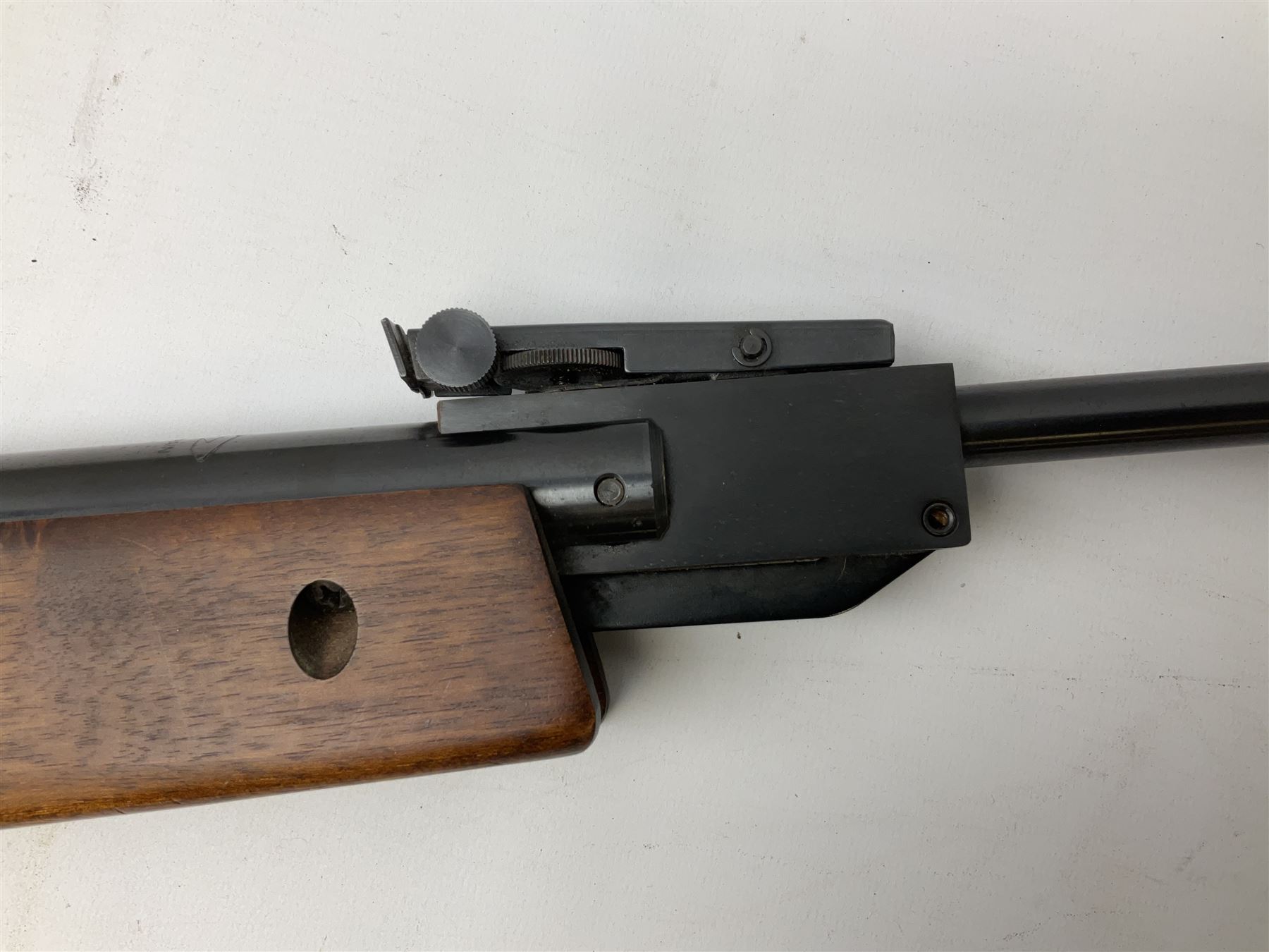 Gamo Magnum 2000 .22 air rifle with break barrel action and trigger guard safety, serial no.2106207 L109cm; in gun sling