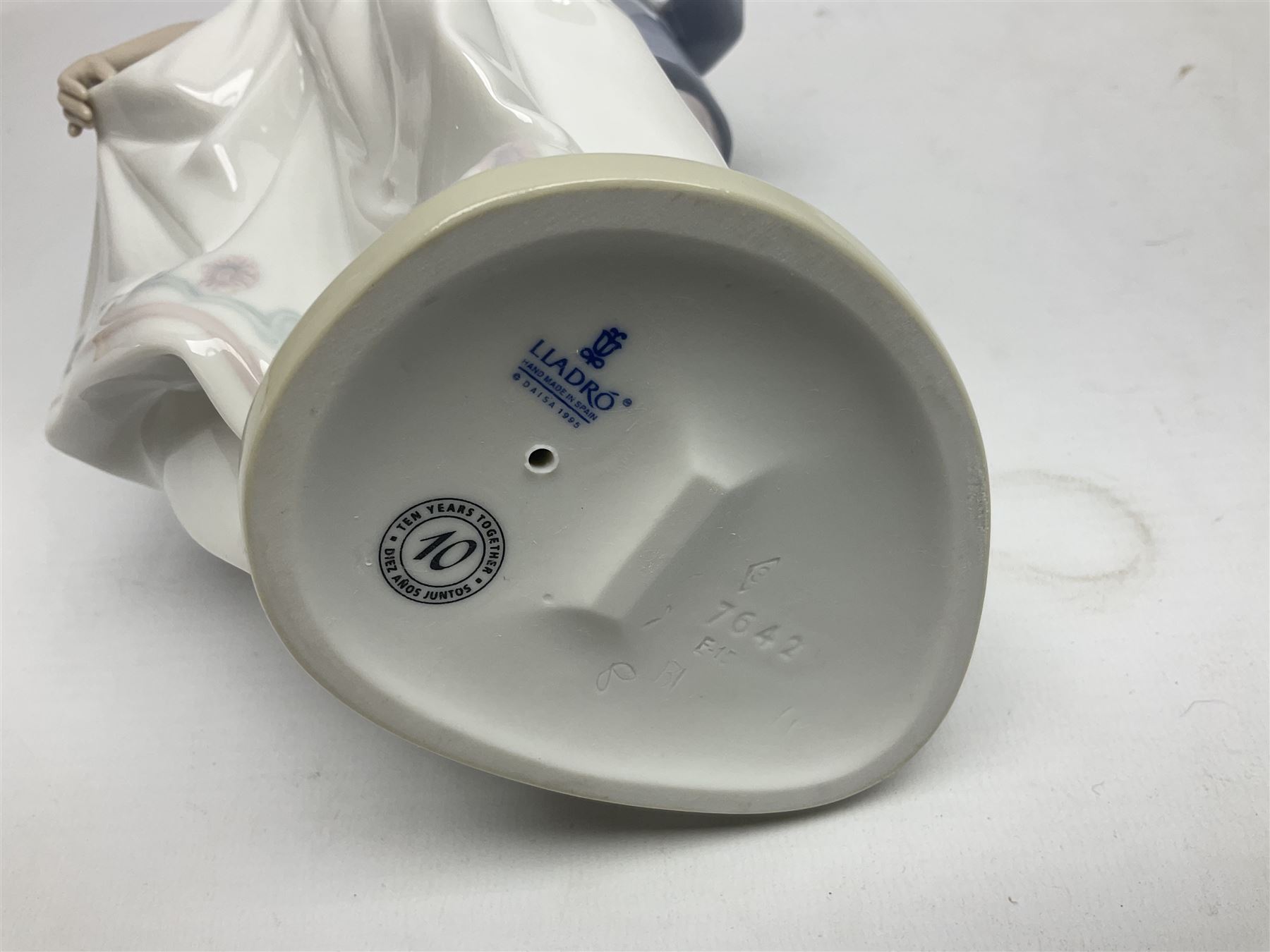 Two Lladro figures, comprising Now & Forever no 7642 and Kiss & Make Up no 5555, largest example H28cm