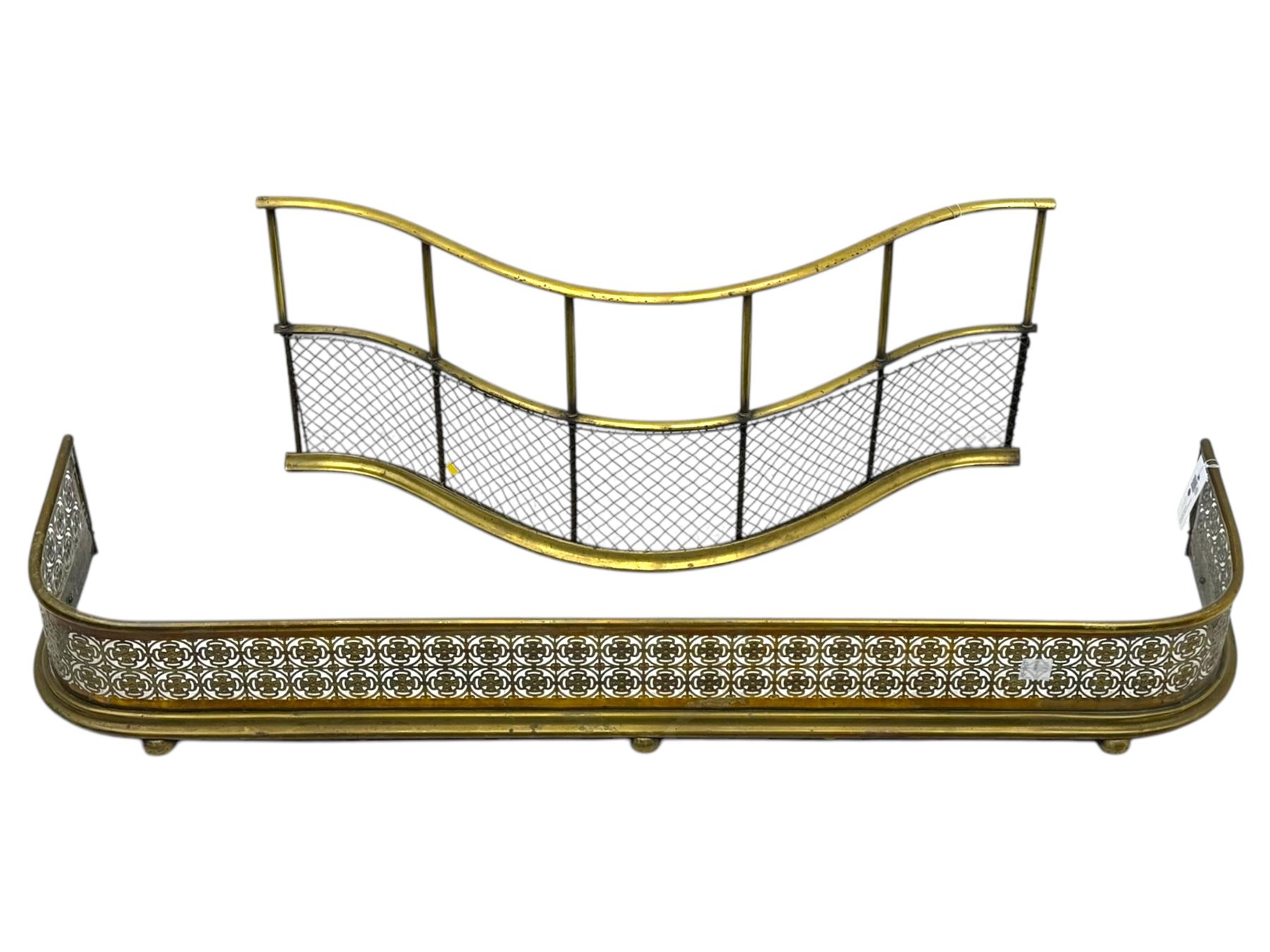 Two Victorian brass fenders, with lattice design, 123x31x18cm, the other of serpentine form with wire grille, 87x38cm, (2)