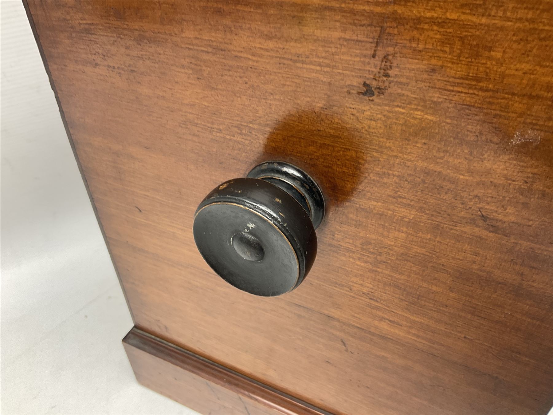 Mahogany tabletop Stereo viewer, with four Valentine Blancherd stereograph views of London, H32cm