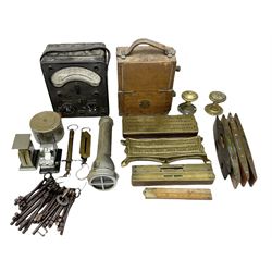 Assorted collectables, to include various brass topped spirit levels, brass and boxwood folding rule, Universal IVO Meter, and another, pocket balance scales, brass bound and brass cribbage boards, etc. 