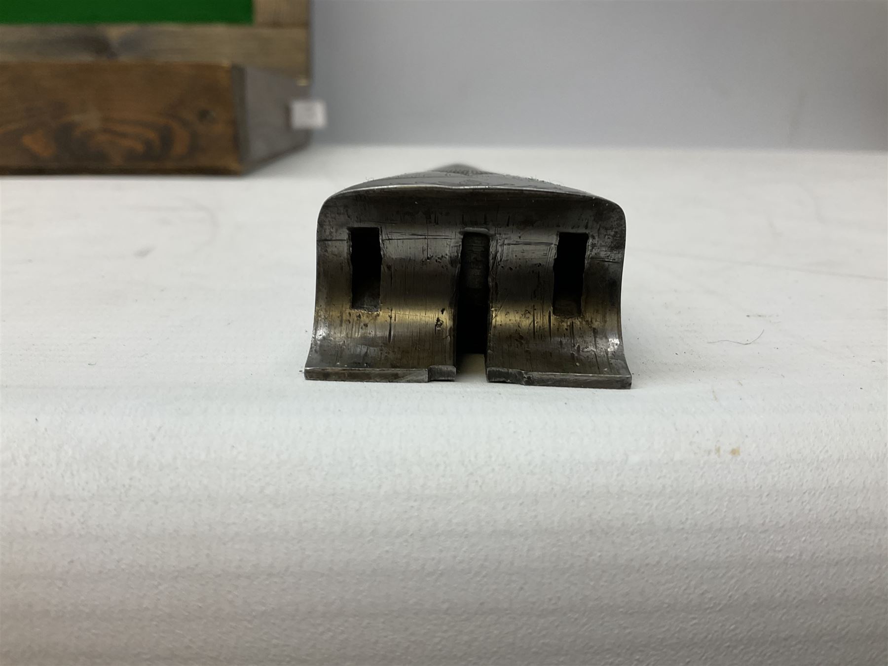 Midland Gun Company Birmingham & London 12-bore side-by-side box-lock non-ejector double barrel shotgun with 76cm damascus barrels, Prince of Wales style walnut stock with chequered grip and fore-end, top safety and engraved lock no.62160 L120cm overall; in scratch built baize lined wooden case. SHOTGUN CERTIFICATE REQUIRED.