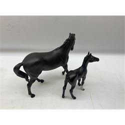 Beswick Black Beauty and Foal figure group on wooden plinth (A/F), together with matte black Beswick horse and foal figures, largest H21cm