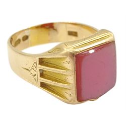 Early 20th century 15ct gold agate shield signet ring, Birmingham 1920