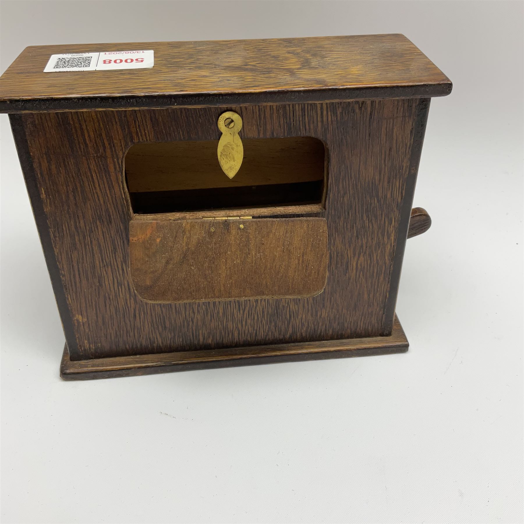 Novelty piano shaped cigarette dispenser