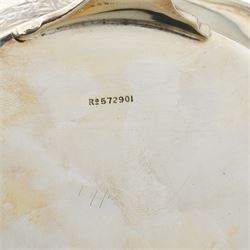 Silver bowl with scalloped edge and engraved decoration on four bracket shape feet D15cm Sheffield 1911 Maker Elkington & Co