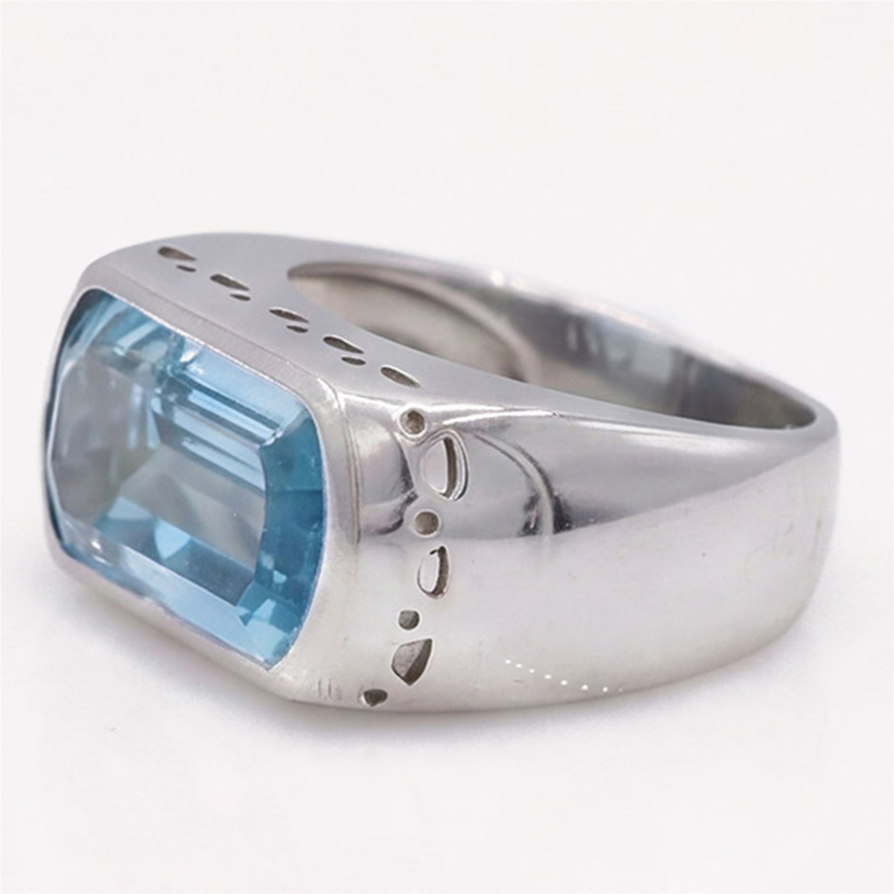 18ct white gold Swiss blue topaz ring, bezel set with a single vari-cut topaz, stamped 750