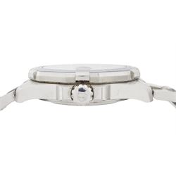 Tag Heuer Aquaracer gentleman's stainless steel automatic wristwatch, Ref. WAY211C,  Calibre 5, serial No. RZV8916, blue dial with dagger hour markers, date aperture and unidirectional rotating bezel, on original stainless steel bracelet, with fold-over clasp