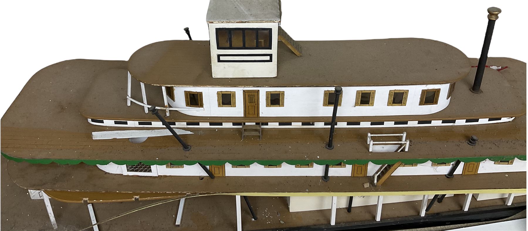 Model of St.Louis Belle paddle boat, L118cm, together with a box of additional parts and model plans by Vic Smeed